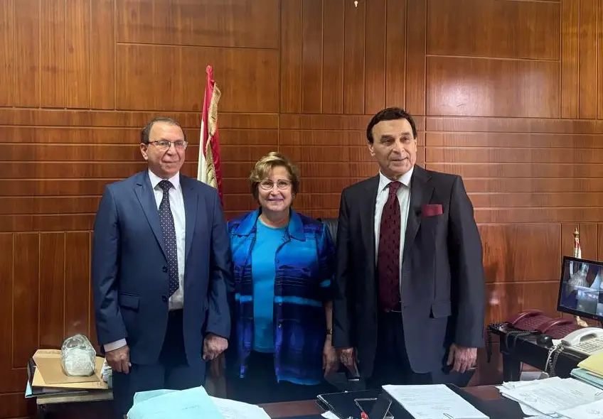 رئيسة هيئة القضايا والتشريع القاضية هيلانة إسكندر في وزارة العدل تتوسط  المحامي  حنا البيطار، رئيس اتحاد المودعين ووزير المهجرين الدكتور عصام شرف الدين