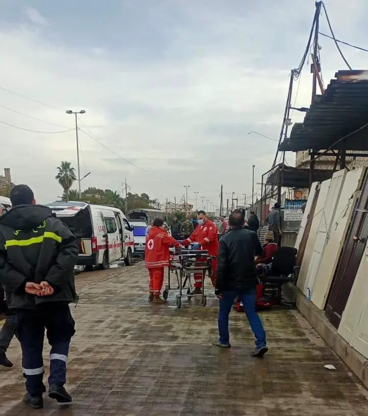 الصليب الأحمر ينقل المصابين بحالات اختناق إلى مستشفيات المنطقة.