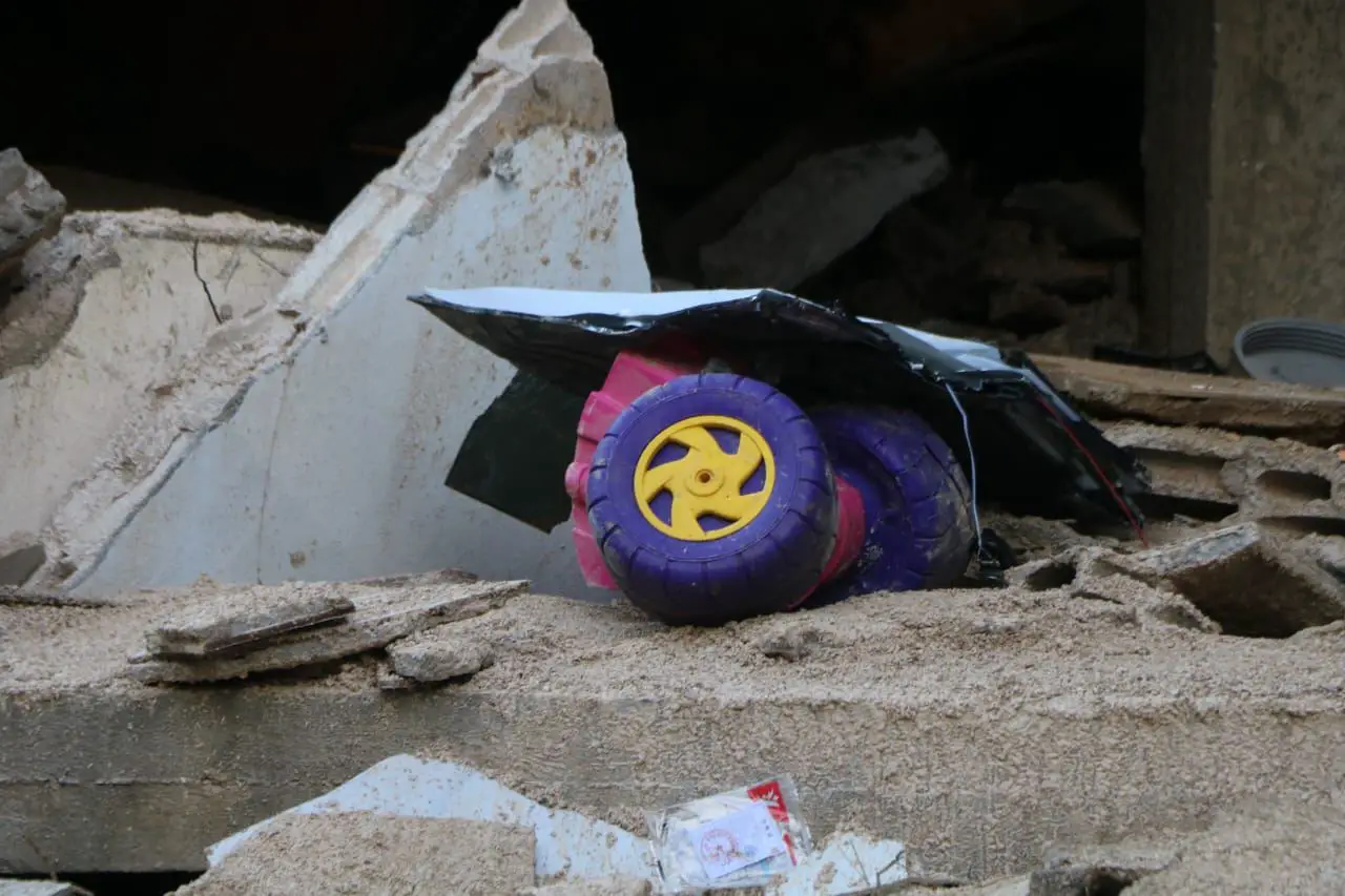 ألعاب الأطفال بين ركام المبنى الذي انهار ليل أمس في الشويفات(حسن عسل).