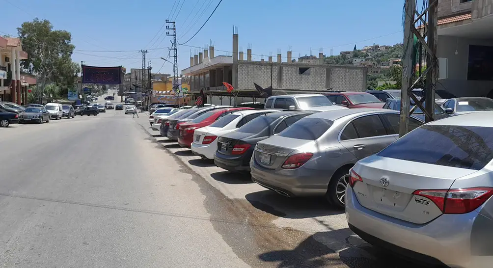 الشارع الرئيسي في القصيبة وتبدو معارض السيارات