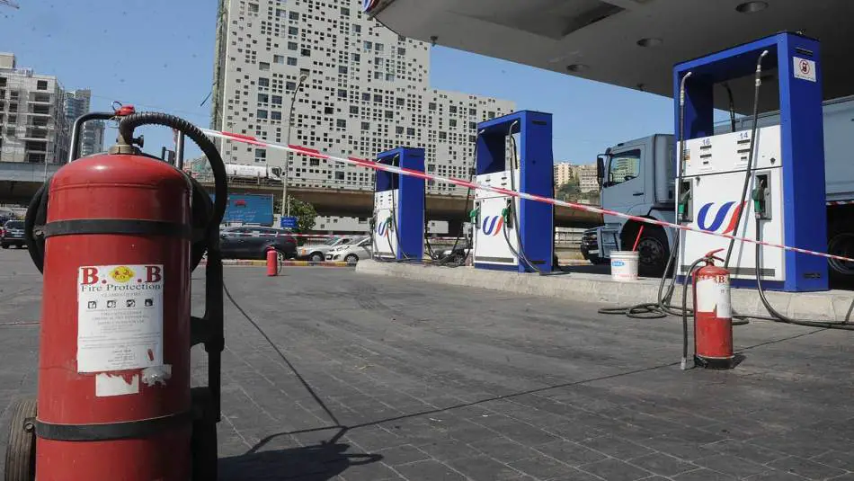 تهافت المواطنون على محطات البنزين فور الاعلان عن بدء هجوم ايران على اسرائيل
