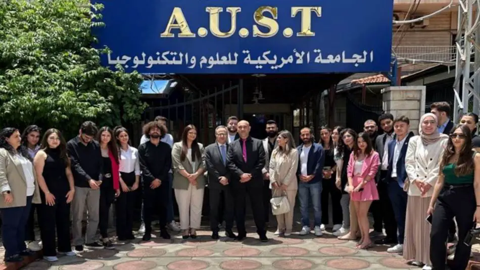 تمنح الجامعة شهادة في إدارة الأعمال للطلاب الذين درسوا فنون التواصل (AUST)