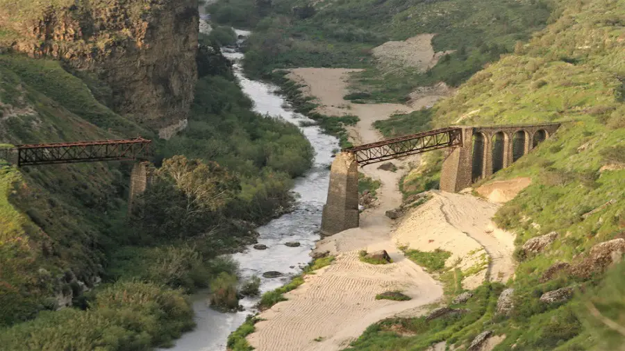 نهر اليرموك الذي يربط الأردن بسوريا (اندبندنت عربية - صلاح ملكاوي)