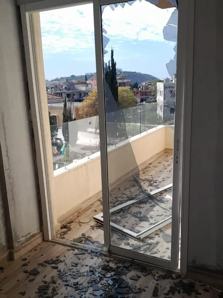 الأضرار في الألمنيوم والزجاج كبيرة في معظم المنازل في الجنوب