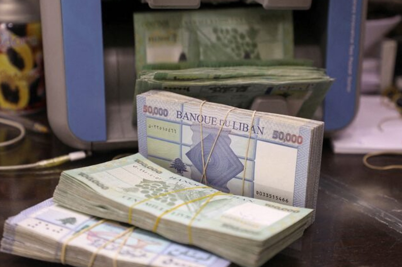 كتب الخبير المالي أمين صالح: لأوّل مرة في تاريخ لبنان الضريبة على العمال والموظفين تكون نحو ضعفي الضريبة على الرأسماليين (رويترز)