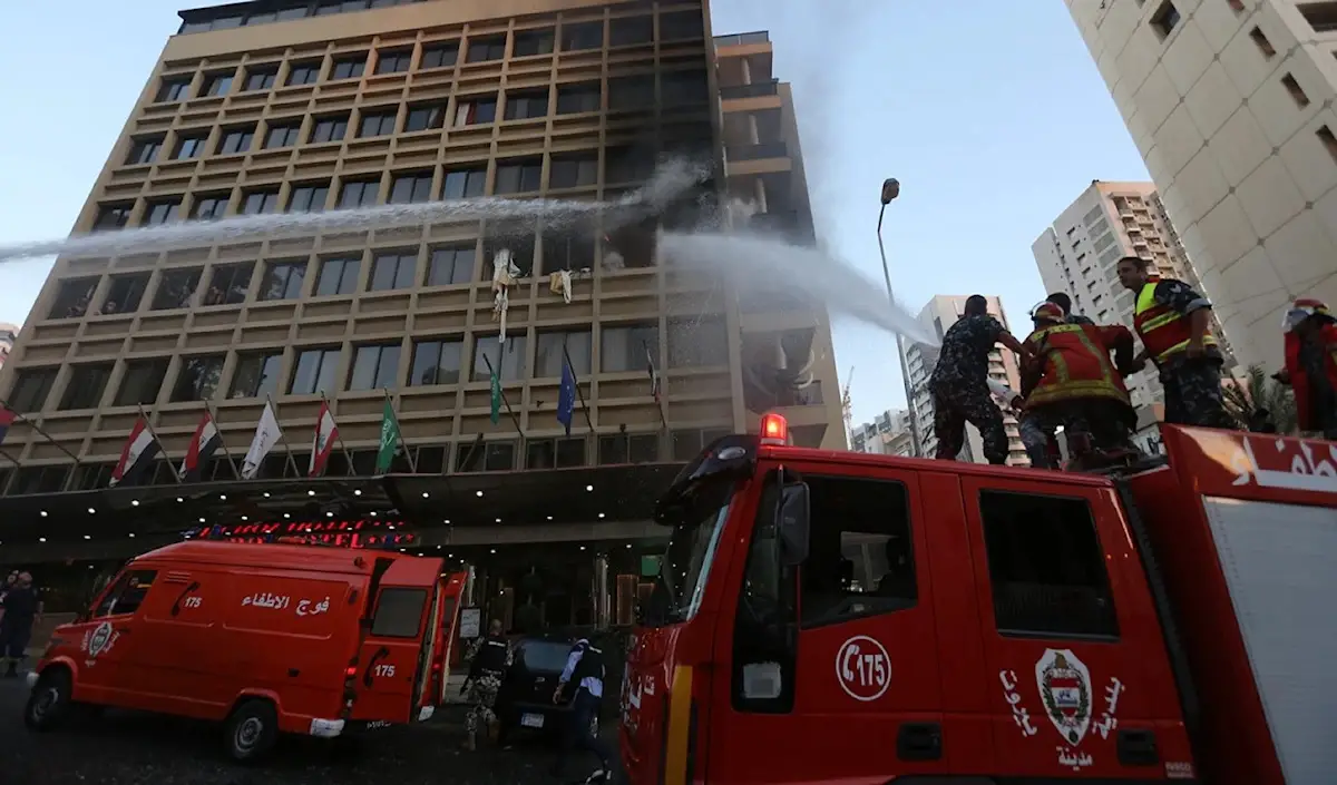 بينما يغرق مجلس بلديات بيروت في مناكفاتٍ عقيمة وشللٍ كامل، سُحب مبلغ 330 ألف دولار نقداً من خزينة البلدية من دون أي مستند رسمي أو قرار قانوني، وكأنّ المال العام صندوق خاص يُفتح ويُقفل على أهواء بعض الموظفين