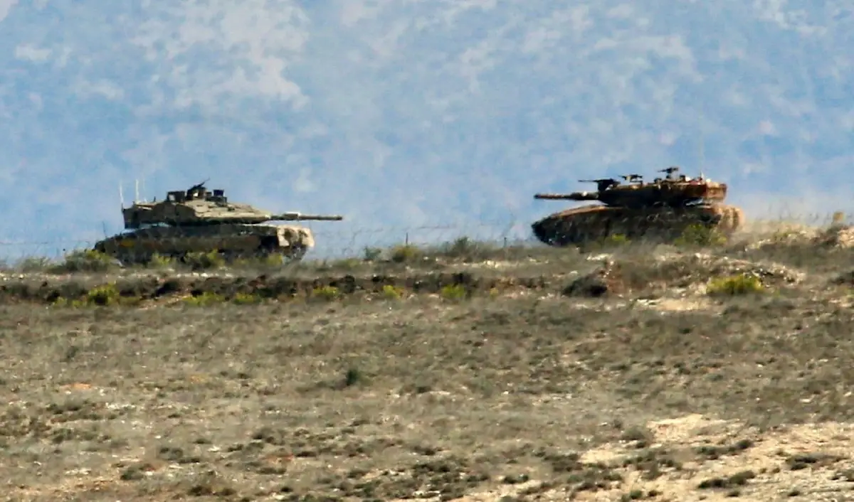 دبابات اسرائيلية في وادي هونين أمس (علي حشيشو)