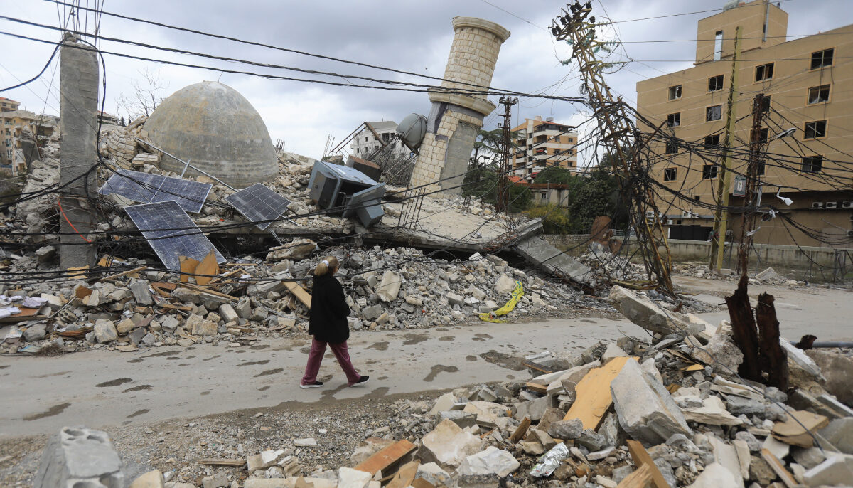 بعد عام على وقف إطلاق النار، لا يزال الجنوبيون يعانون في مناطق واسعة من ضعف الشبكة، وفي مناطق أخرى انقطاع تام (الصورة من موقع SMEX)