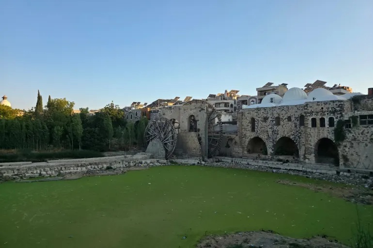 مياه آسنة تملؤها الطحالب في مجرى نهر العاصي بمدينة حماة السورية 