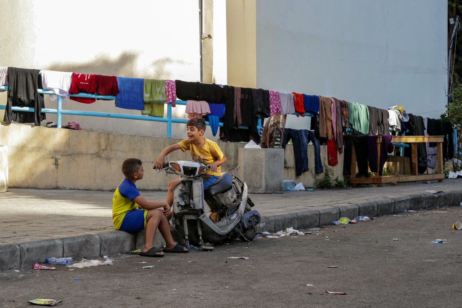 مساحات اللعب والمرح لأطفال الجنوب محدودة (ا ف ب)