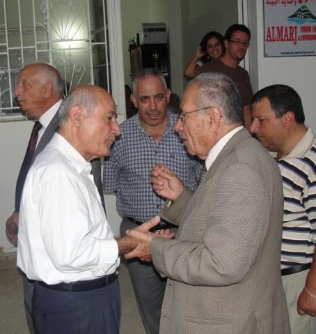 الأستاذ فايز أبو عباس في دردشة ثقافية عام 2010 أمام مقر منتدى المرج ومكتب خيام دوت كوم