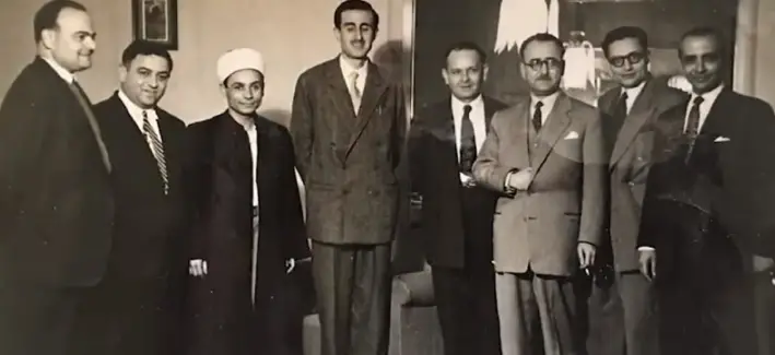 صورة تجمع الشيخ عبدالله العلايلي وكمال جنبلاط وآخرين (الصورة من جريدة الأنباء)