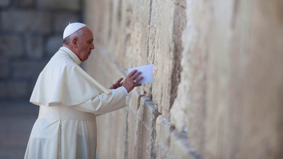 البابا فرنسيس زائراً حائط المبكى في القدس (getty)