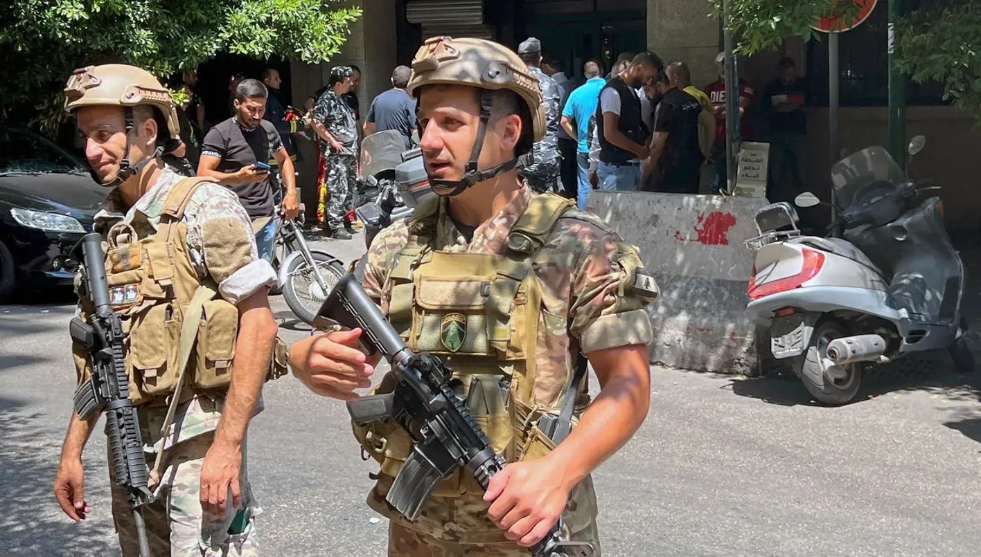 عناصر من الجيش اللبناني.. الاشتباكات تخلّلها استخدام للأسلحة الرشاشة، ما تسبب بحالة من الهلع بين الأهالي.