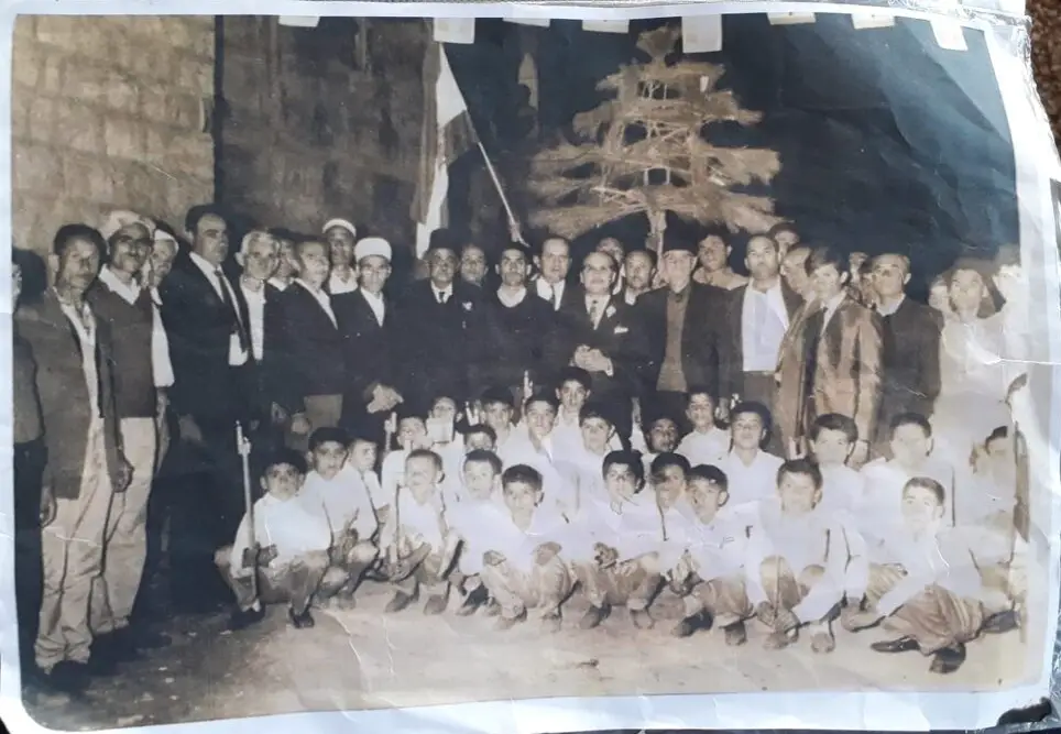صورة جامعه لرجالات كفرحمام أوائل الستينيات في ذكرى الاستقلال في دار الجامع (من أرشيف الاستاذ غسان علاء الدين).