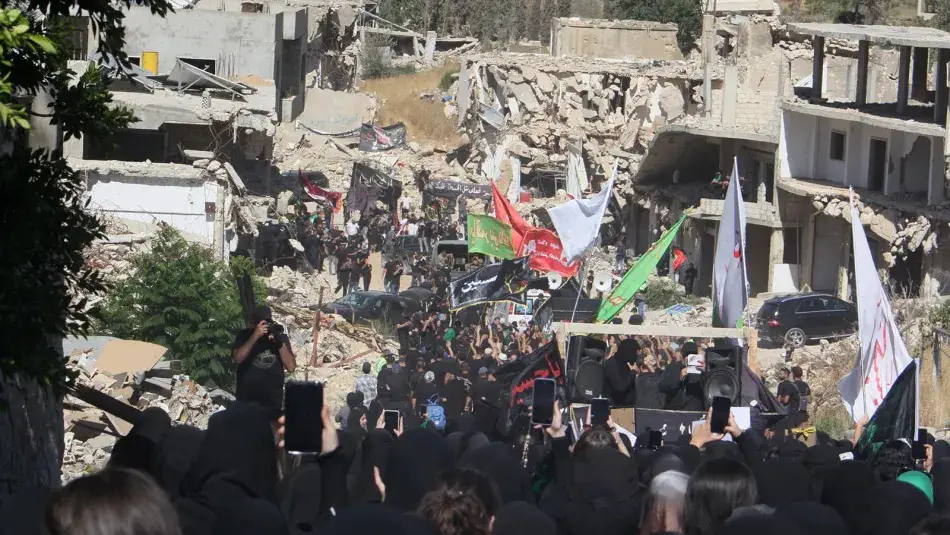 مسيرة عاشورائية في بلدة كفركلا في الجنوب مقابل المطلة الاسرائيلية (لطف الله ضاهر) إما تطبيق الخطة ما سيستدعي تصعيداً من الحزب، وإما أن تؤجل التطبيق ما سيستدعي تصعيداً خارجياً (المدن)