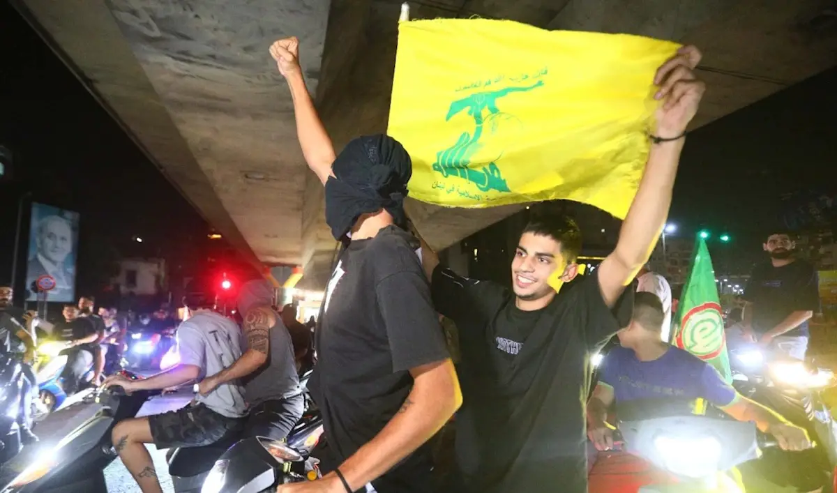 متظاهرون في الضاحية الجنوبية لبيروت بعد جلسة الحكومة مساء أمس (مروان بو حيدر)