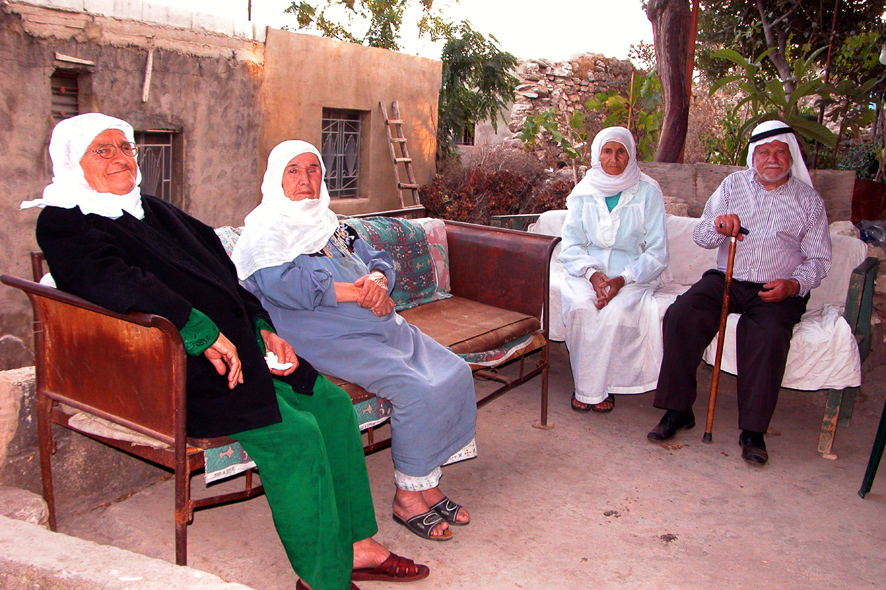 جمعة جنوبية على سطيحة بيت في بلدة حولا عام 2004 تختصر بتفاصيلها تراث الجنوب وعاداته (الصورة كامل جابر)