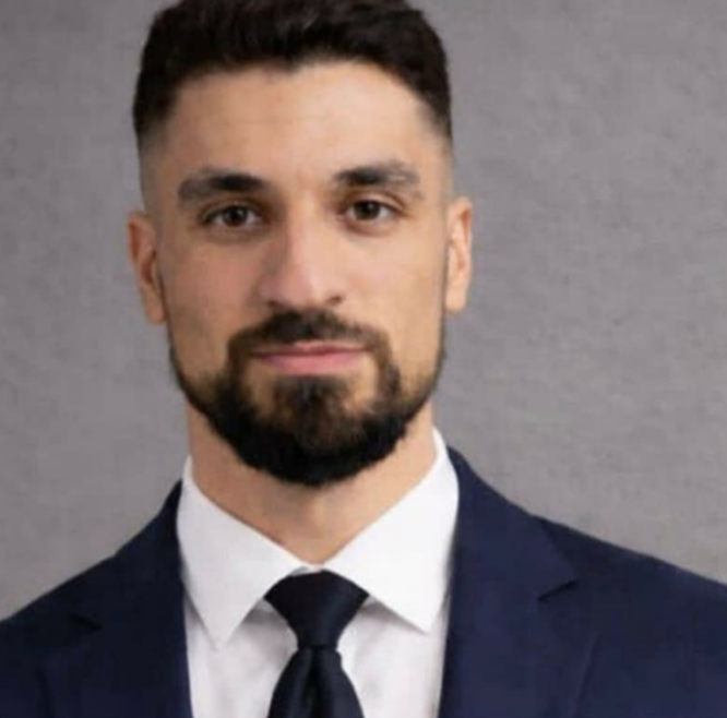 أنباء عن وفاة عالم الذرة اللبناني محمد علي مخيبر أيوب داخل منزله في فرنسا، فيما لا تزال الأسباب مجهولة والتحقيقات جارية.