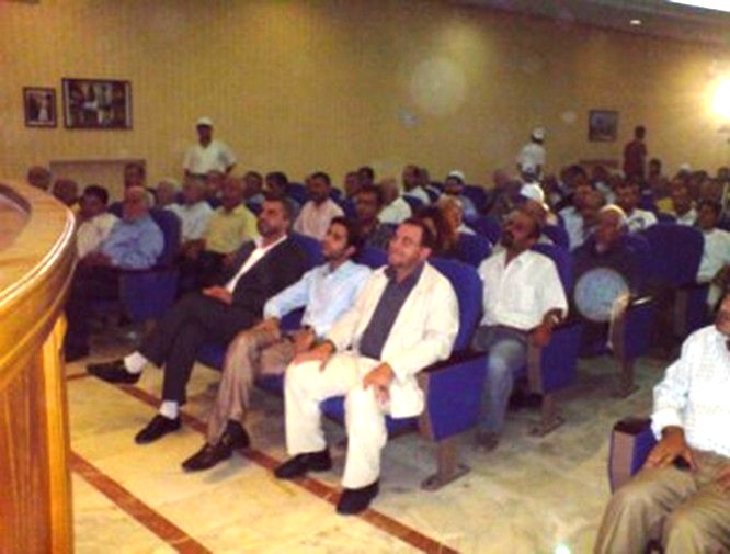 المدير الاداري للمشروع القطري ورئيس بلدية الخيام يتقدمان الحضور