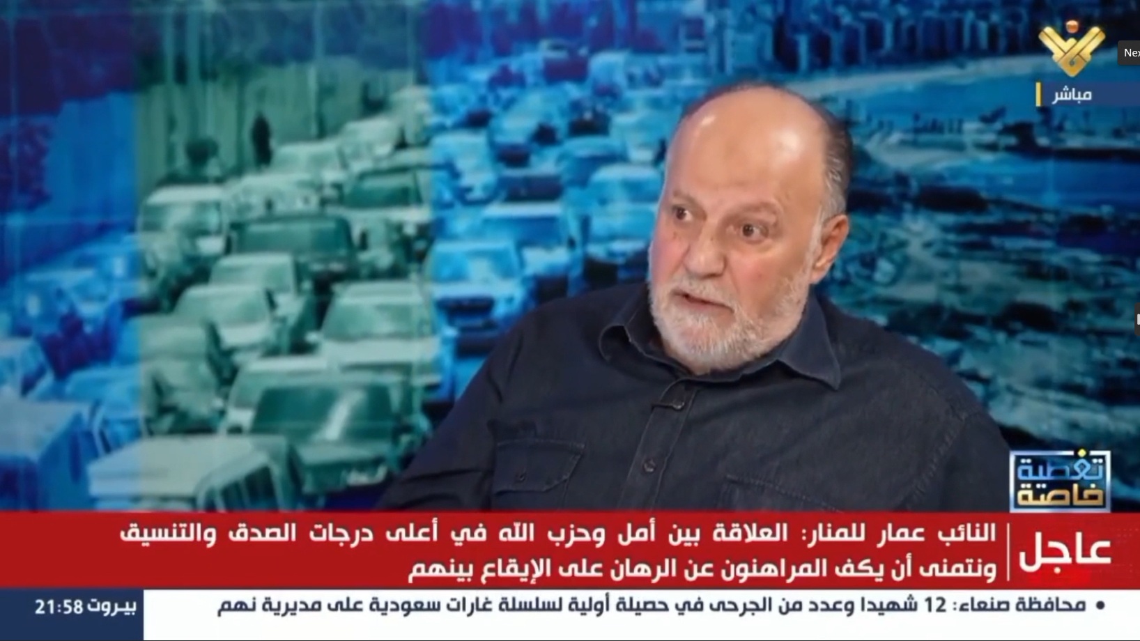 النائب علي عمار يرى أن الوضع جيد جداً.. وفي خلفية الصورة مشهد نزوح عشرات آلاف الجنوبيين الذين هجّروا من قراهم