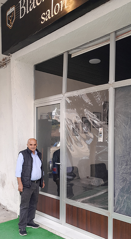 أحمد خليفة أمام صالونه في النبطية ( تصوير كامل جابر)