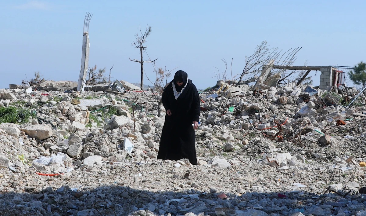 نازحون جنوبيون يتفقدون بيوتهم المدمرة في قرية مارون الراس (مروان بو حيدر)