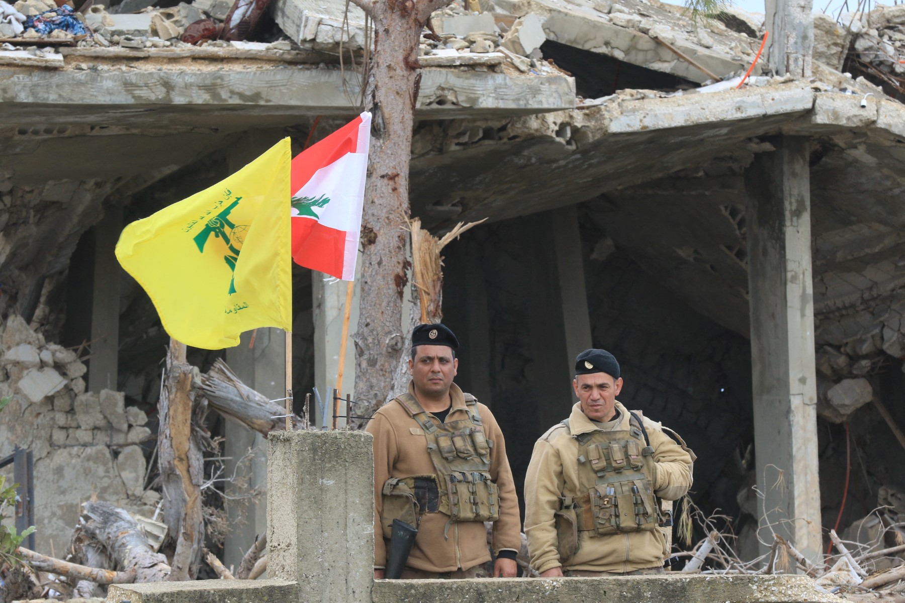 يستبعد محللون أن يتدخل حزب الله في هذه الحرب الدائرة حالياً (أ ف ب)