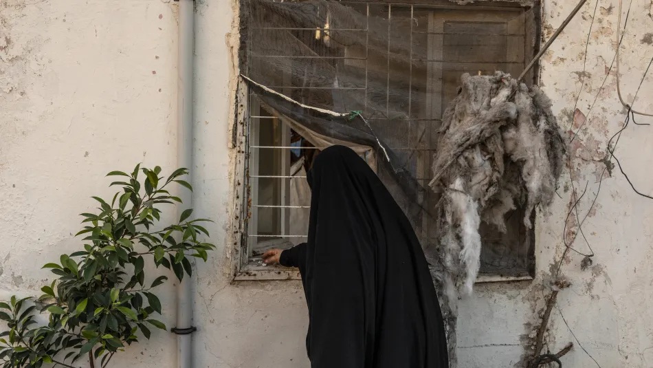 كل نازح متهم بأنه مقاتل مندس في البيئات الآمنة حتى يثبت العكس (Getty)