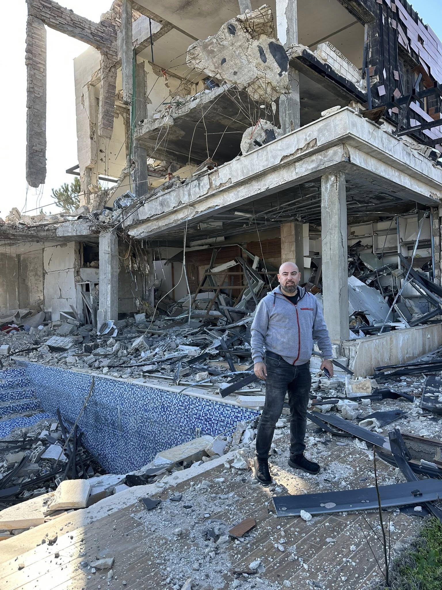 ابراهيم عبدالله: ما تبقّى من منزلي في الخيام، بقيت أعمدته واقفة كأنها تأبى السقوط وأننا لن ننكسر