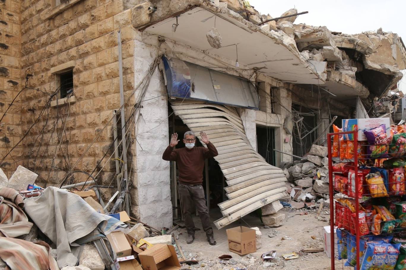 لم يكن دكان علي بدير في النبطية وليد أعوام قليلة بل تعاقب عليه الجد والأبناء وصولاً إليه اليوم، بعد نحو 70 عاماً (كامل جابر- اندبندنت عربية)