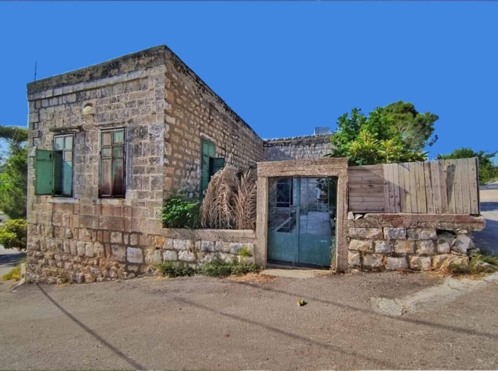 منزل آل حمدان في حاروف قبل تدميره