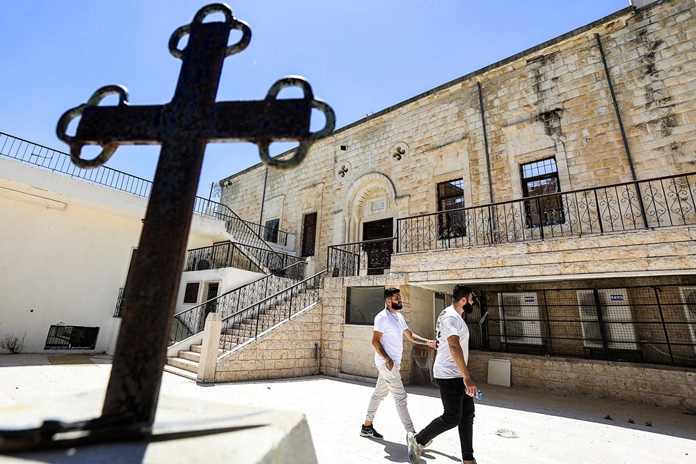 ألقت طوافات إسرائيلية مواد غذائية، داخل الأراضي اللبنانية المحتلة في بلدة رميش الأحد الماضي، وهي عبارة عن حمص وعدس وزيت وتوابعها (أ ف ب)