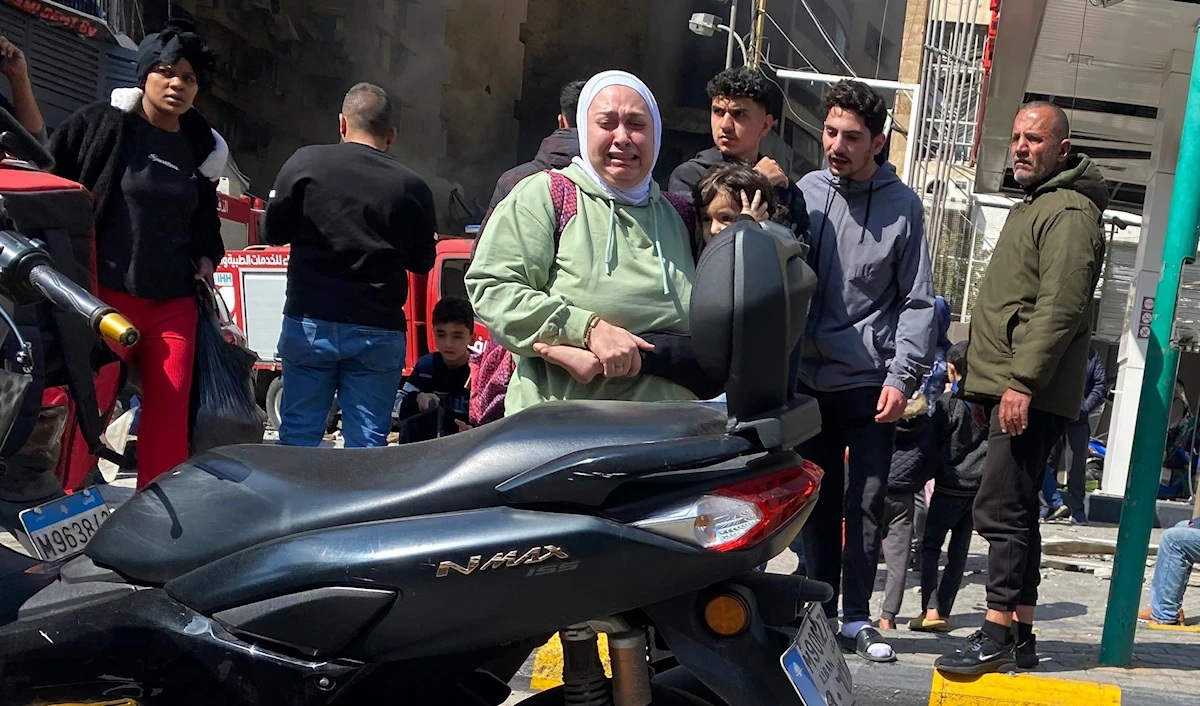 أهالي المصابين في القصف الإسرائيلي يبحثون عن ذويهم (مروان بو حيدر)