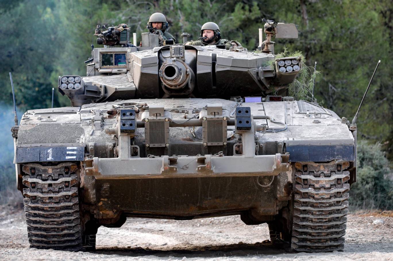 دبابة إسرائيل في منطقة قريبة من الحدود مع لبنان (ا ف ب)