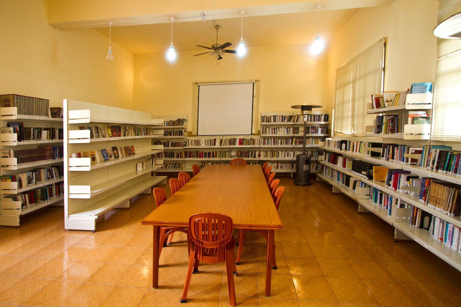 مكتبة بلدة الخيام من الداخل قبل التدمير (كامل جابر- اندبندنت عربية)