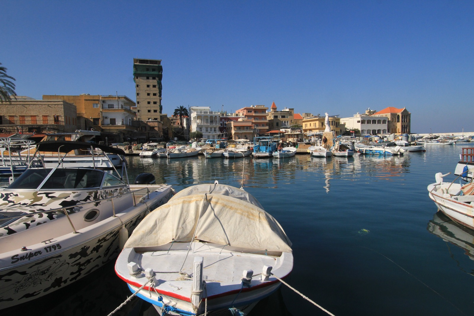 ميناء مدينة صور (كامل جابر - اندبندنت عربية)