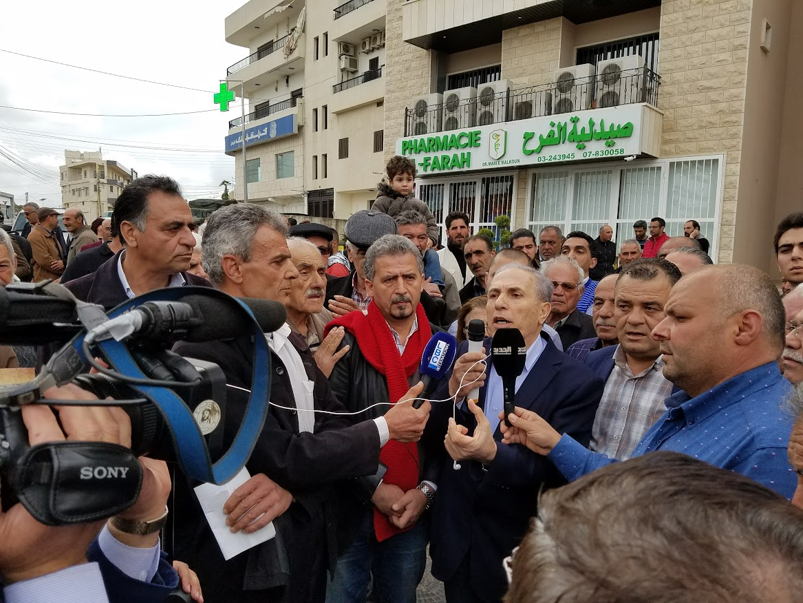 عزت رشيدي خلال حراك شعبي لأبناء القرى الحدودية في جديدة مرجعيون أمام فرنسابنك