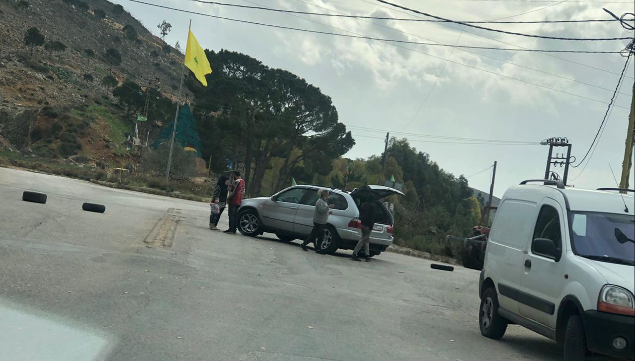 من الأرشيف: قطع الطريق عند باب الثنية قرب محطة تليجي مطلع 2022 من قبل شباب الخيام بسبب الوضع الاقتصادي المتدهور في البلد
