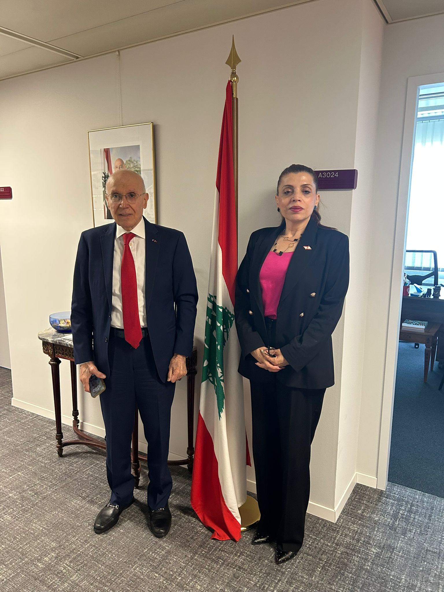 مهنا مع مندوبة لبنان الدائمة لدى الأمم المتحدة في جنيف السفيرة كارولين زيادة