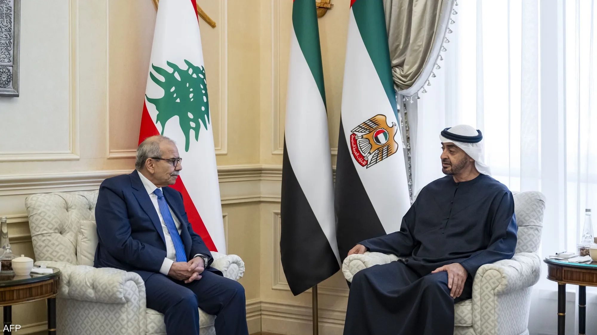 رئيس دولة الإمارات الشيخ محمد بن زايد خلال لقاء ورئيس وزراء لبنان نواف سلام في أبو ظبي