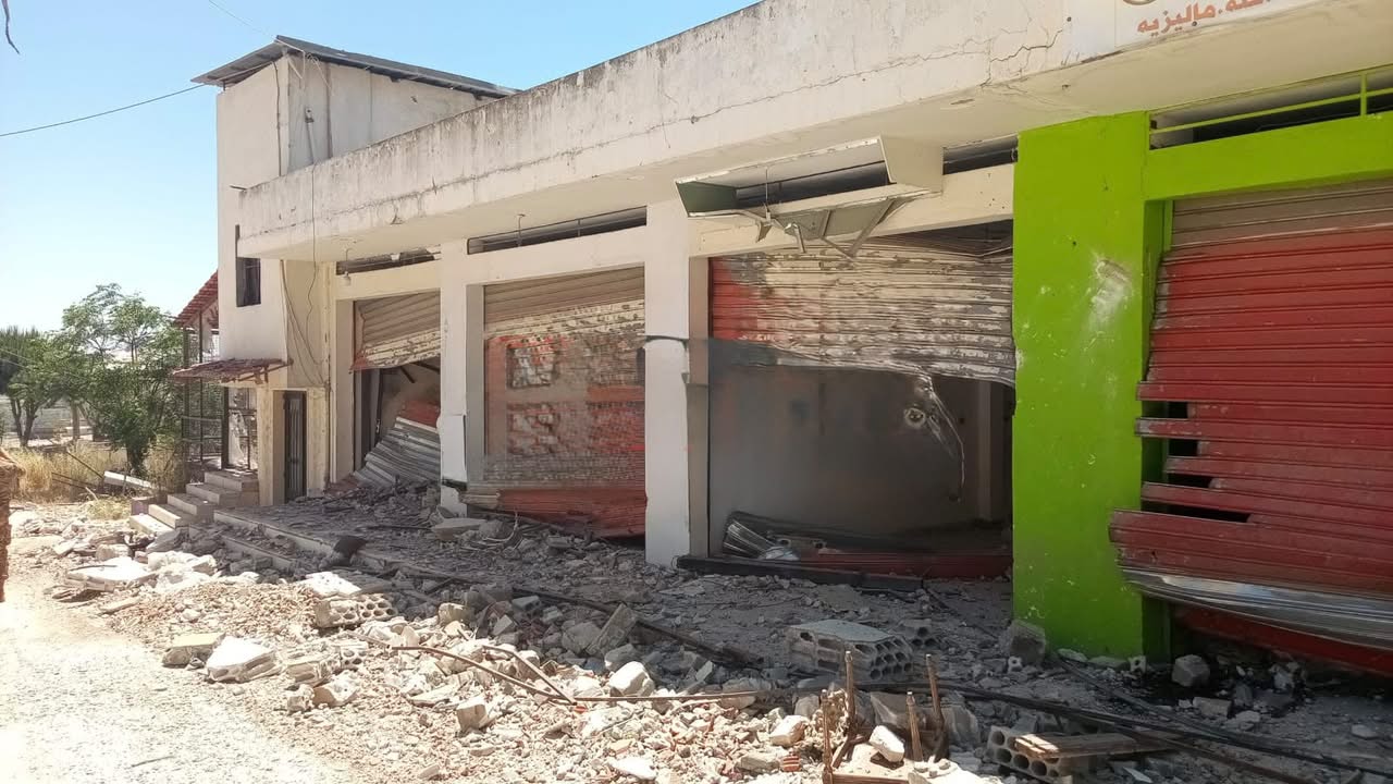 الدمار الذي لحق بالمحال على جانب الطريق
