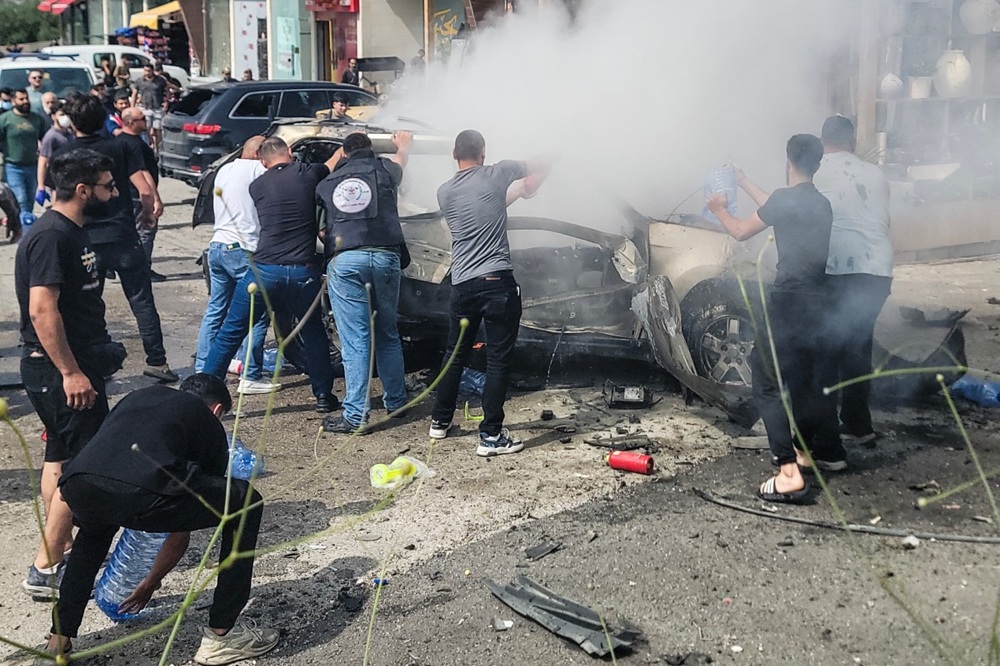 يقول متابعون إنه لم يعد أمام إسرائيل اليوم سوى تدمير القرى الجنوبية وجعلها أرضاً محروقة بهدف السيطرة عليها فيما بعد​​​​​​​ (أ ف ب)