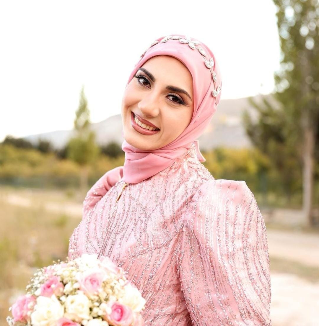 الشهيدة سجى شرارة، التي لم يمضِ على زواجها سوى 48 يوماً، إطفأت فرحتها وتحولت قصة زواجها القصيرة إلى مأساة جديدة تُضاف إلى سجل الضحايا المدنيين في الجنوب