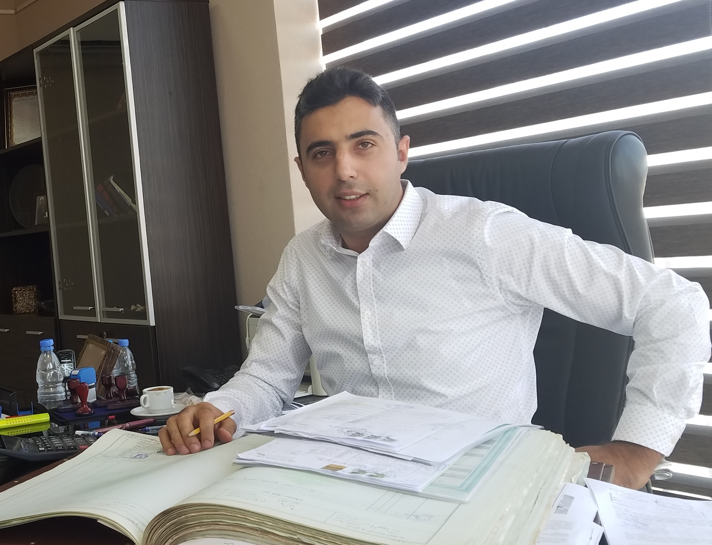 الأستاذ يوسف شكر كان الأول في دورته بالجامعة، وكان اسمه مُدرجا على لوائح الشرف في كلية الحقوق في الجامعة اللبنانية