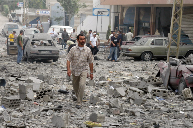 قصف مدينة النبطية خلال حرب عام 2006 (أ ف ب)