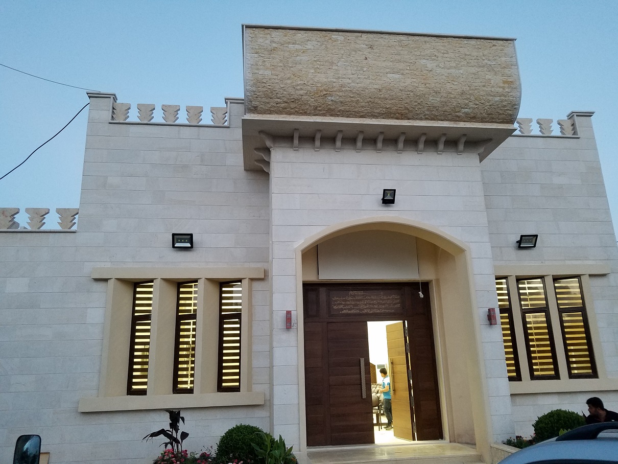 قاعة فخمة للعزاء إرتأت البلدية بناءها مكان ملعب كرة السلّة الذي كان قائماً