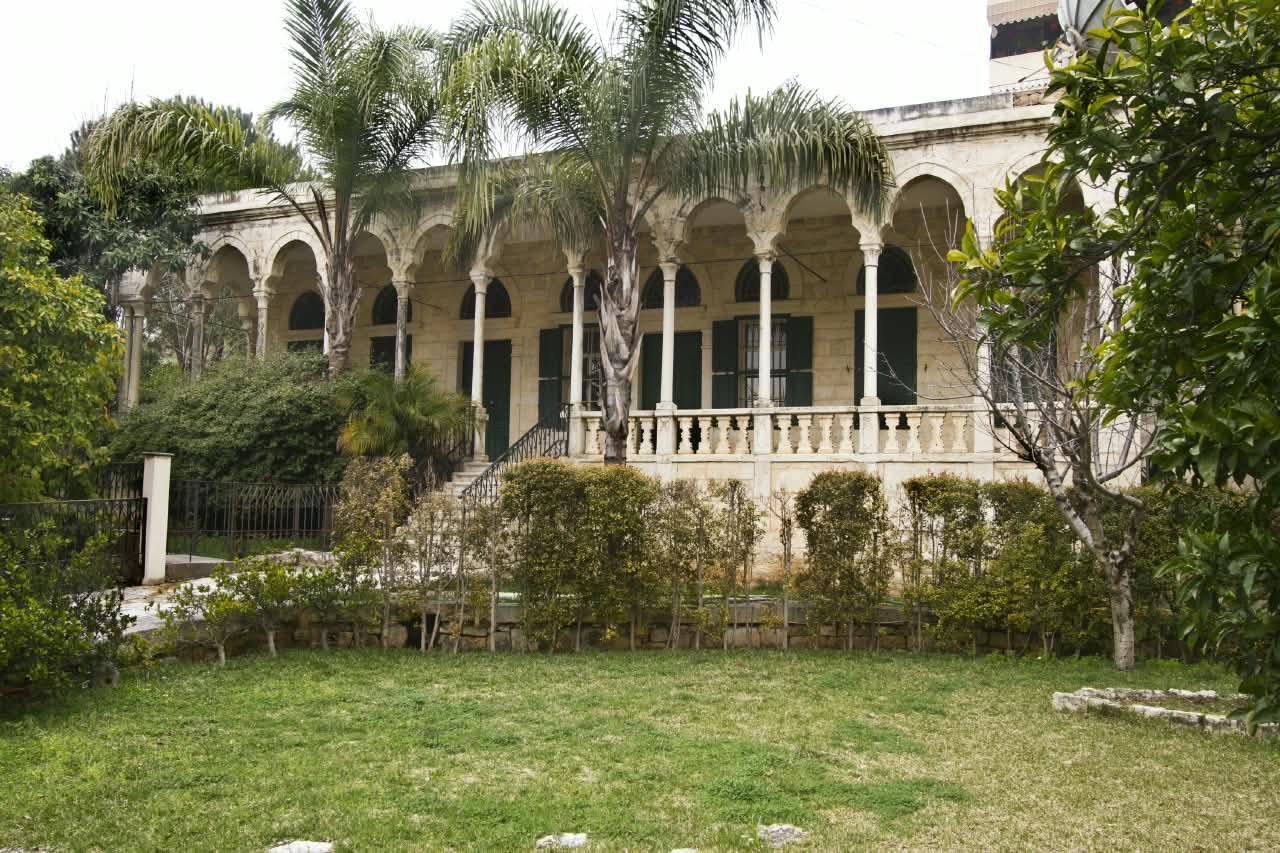 دارة سعيد شاهين والد غالب وفهمي شاهين التي دُمرت بالكامل في مدينة النبطية (أرشيف كامل جابر)