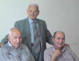 المرحوم أبو غالب يوسف السيد علي (في الصورة محتضناً صديقيه أبو سعيد مهنا وأبو فادي ضاوي)، تقديراً منه لأهمية المشروع وثقته بالشباب، فتح دفتر الشيكات وطلب من أبي صالح يوسف حسان كتابة المبلغ الذي يرتأيه