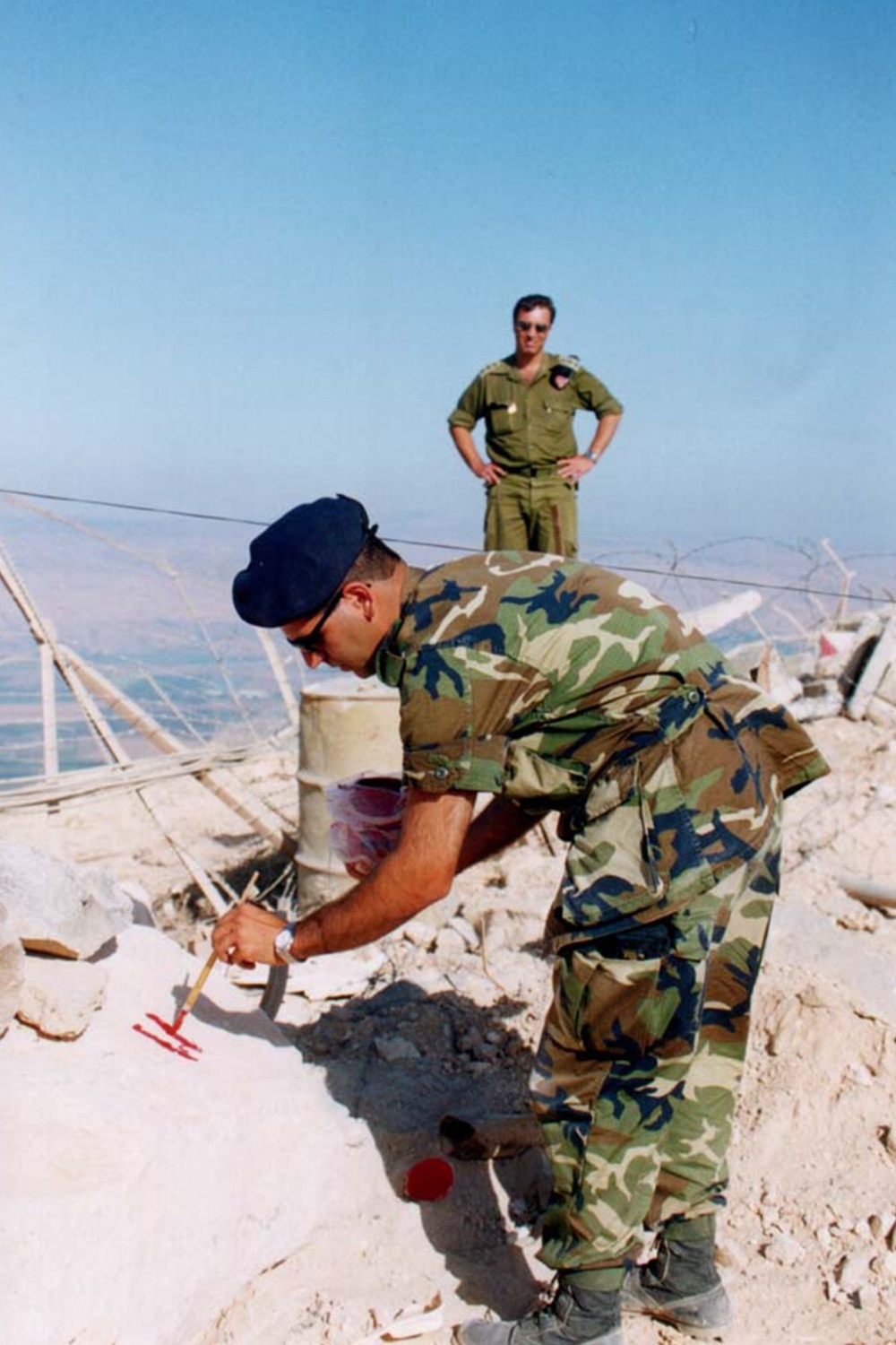 جندي لبناني يضع علامة حدودية خلال ترسيم الخط الأزرق (كامل جابر)